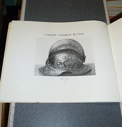 Les énigmes d'un casque à trois crêtes de la collection Ch. Buttin