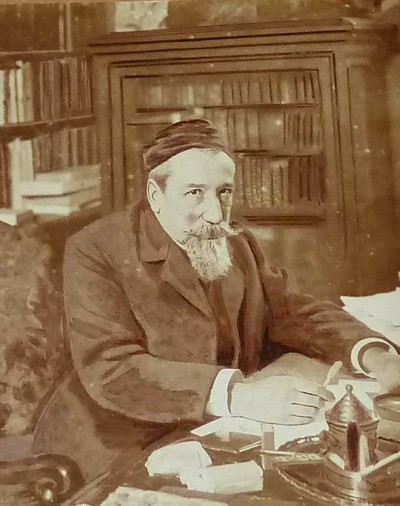 Photographie d'Anatole France à son bureau