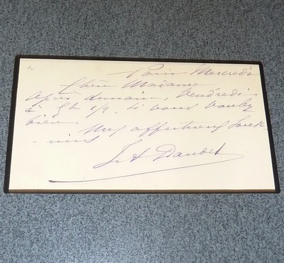 Petit mot de réponse sur carton, signé par Ernest Daudet (lettre)