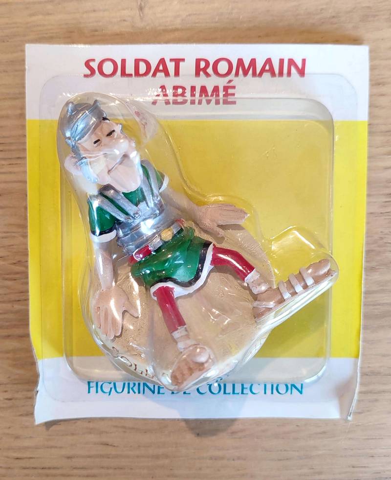 Figurine de soldat romain abimé, des albums d'Astérix
