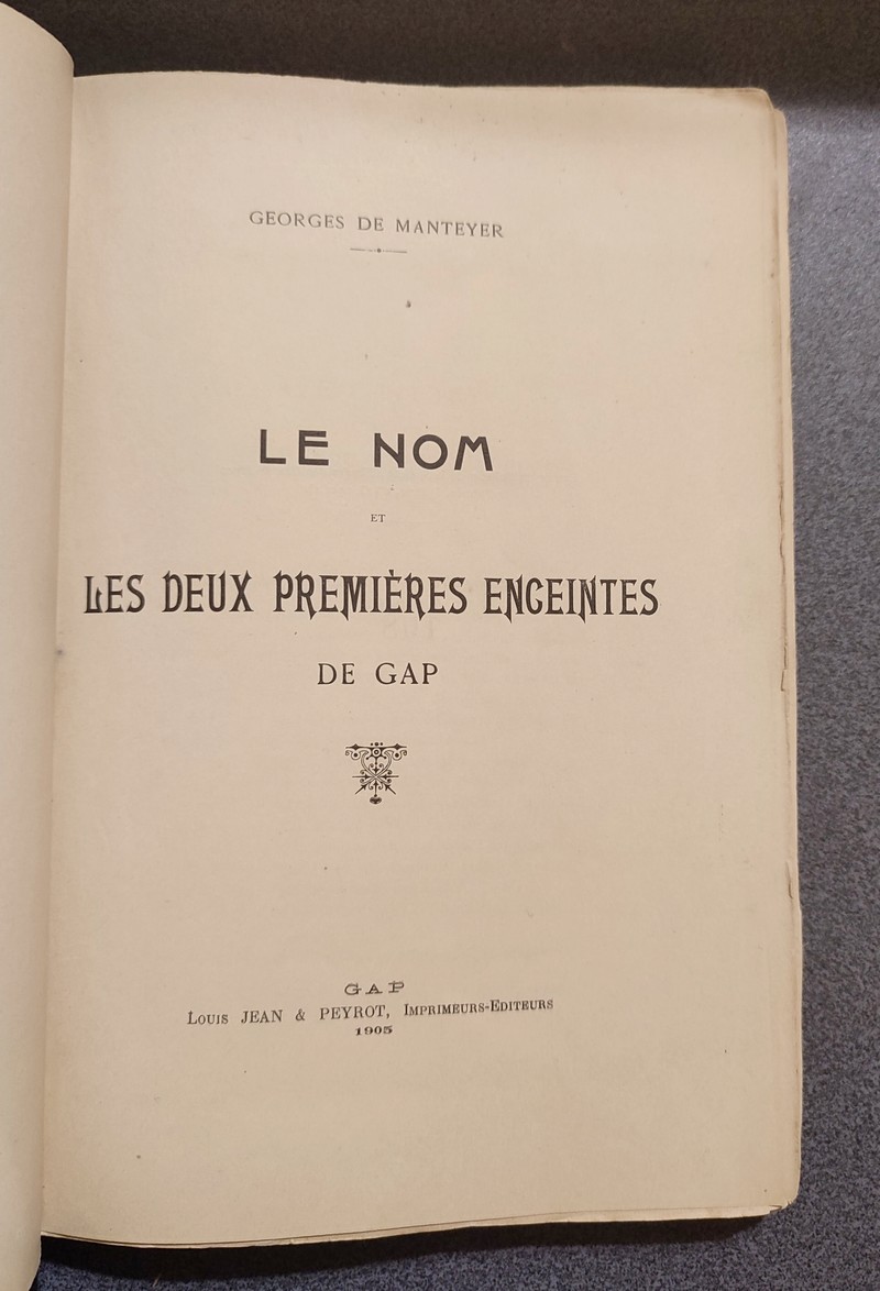 Le Nom et les deux premières enceintes de Gap