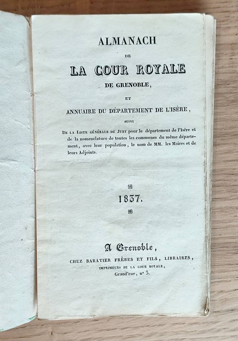 Almanach de la Cour royale de Grenoble et annuaire du Département de l'Isère, suivi de la liste générale du Jury pour le département de l'Isère et de la nomenclature de toutes les communes du même département avec leur population, le nom des Maires..